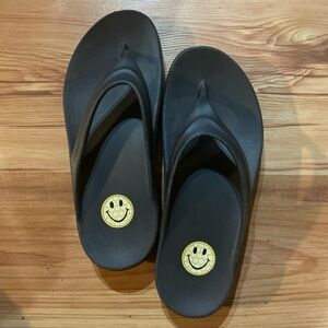 Life is Good Black Flip Flops with Smiley Face women’s size 6